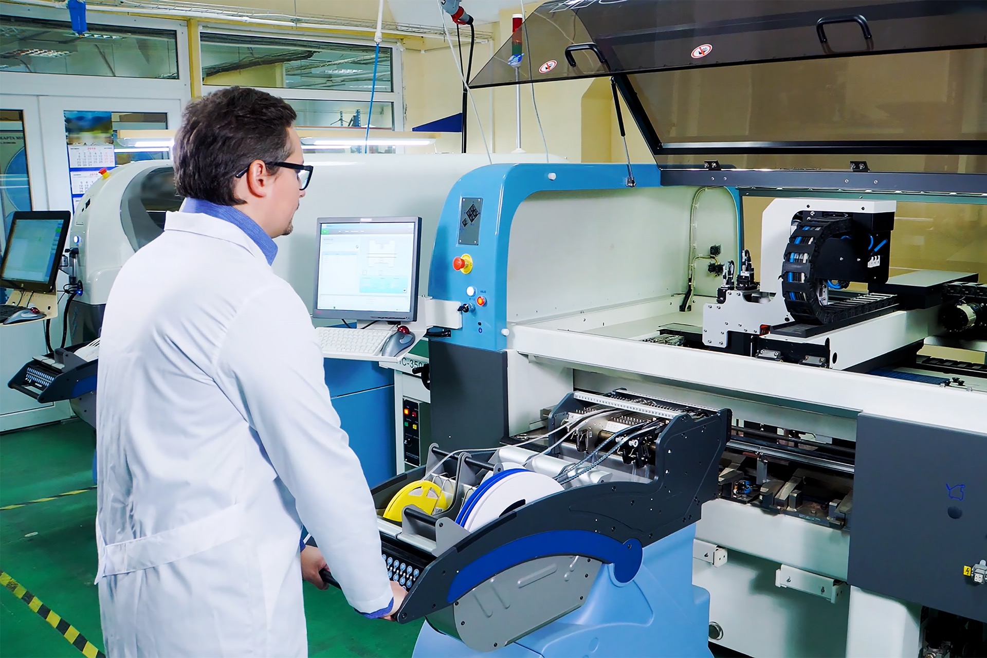 Ingenieur vor Produktionsmaschine